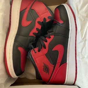 Jordan 1 mid - Säljer mina sparsamt använda Jordans i storlek 38.5 (passar även 38!). Använda några få gånger och är i nyskick. Säljer pga att jag inte har någon använding av de. Vid många inteesserade blir det budgivning. Köparen står för frakt.