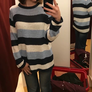 Tröja - Säljer denna randig tröja, köpt från second hand men då jag ångrar mitt köp så väljer jag att sälja den !