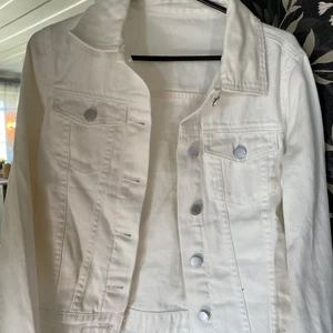 Jeansjacka shein - Från shein, helt ny. Står ingen storlek men är xs. Supersnygg. 