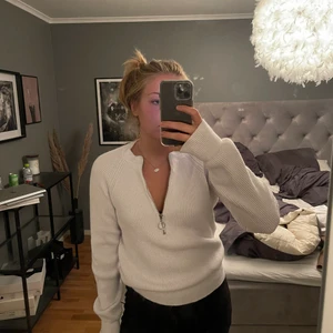 Stickad halv zip - Sååå fin och skön halv zip från NA-KD, väl använd men i bra skick!!! Säljer då den inte kommer till användning längre!!!! Frakt tillkommer i priset