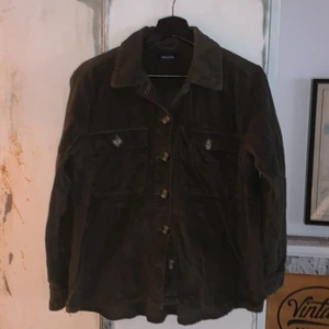 Manchesterskjorta - Skön manchesterskjorta från pieces. Strl S. Den är grönare än på bilden, typ mossgrön men får inte till nån bra bild. 