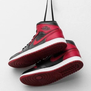 Air Jordan 1 Mid Banned 👟 - Air Jordan 1 Mid Banned 👟  Tillgänglig i storlek ⬇️ • EU36 • EU37,5 • EU40  • Pris: 1499kr    • Vi nås genom dm för eventuella frågor eller funderingar!  • Flera bilder fås via dm  @erisneakers på instagram 