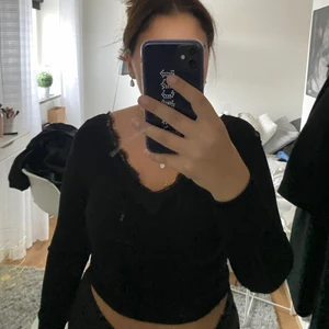 Långärmad tröja med spetsdetaljer - Långärmad svart tröja i storlek M, säljer för 30kr 💞