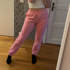 Rosa mysbyxor - Rosa mysbyxor från ginatricot. Knappt använda så väldigt fint skick. 