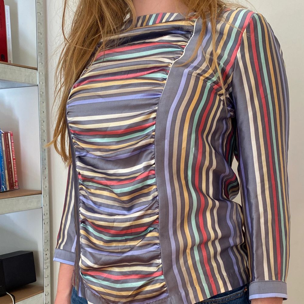 I am selling this premium silk blouse that is bought in China. Worn only a few times. We can meet in Stockholm or I can send it. . Blusar.