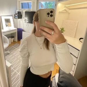 Vit topp🤍 - 🤍Vit topp från NA-KD i st XS, frakt tillkommer på 66kr spårbar😁