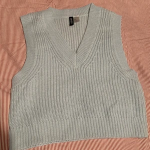 Väst  - En fin ljus blå väst från h&m. Aldrig använd. Färgen kom inte riktigt fram på bilden så hör av dig för mer bilder!
