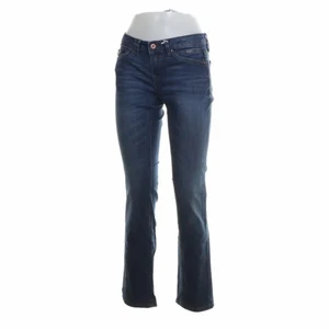 ESPIRIT jeans 🌈 - BILD LÅNAD FRÅN SELLPY. Säljer dessa superfina jeansen från ESPIRIT 💋 jeansen är i bra skick och har inga tydliga defekter. Säljer då de var lite för stora för mig.🤗 Jeansen är storlek 26 och har lite av en bootcut. Midjemått är 76 😎