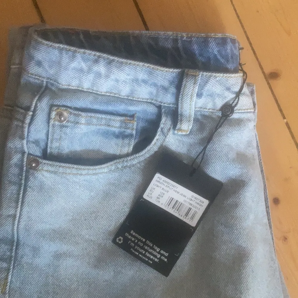 Jeans storlek 40. Aldrig använda, lappen sitter kvar. Säljer dessa pga att det var en present som blev fel storlek! Jättefina jeans! Har själv ett var egna😍. Jeans & Byxor.