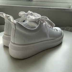 Svea tennis sneakers white str 37 - Skorna är från Svea och är använda ett fåtal gånger, nyskick priset är 1000, det finns lite tecken på användning. ( kan mötas runt norra Stockholm (Danderyd, täby, Vallentuna)
