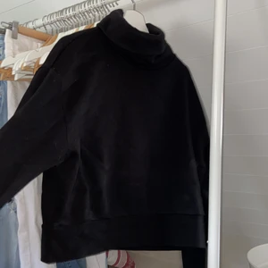Svart Zara tröja strl M - Bra skick, knappt använd.