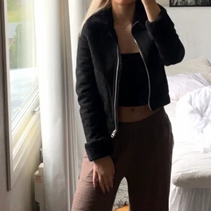 Jacka i mockaimitation  - 🤎!Fodrad svart jacka i mockaimitation!🤎 Trendig och väldigt varm jacka som är skitsnygg nu till både hösten och vintern!! Jackan är välanvänd men är i bra skick. Priset går att diskutera 💓💓