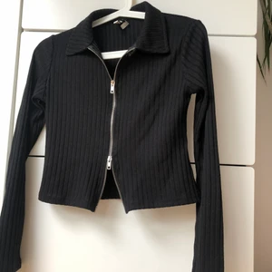 Zipper från Nelly - Zipper som går att dra i båda ändarna i storlek S. Använd ca 2 ggr så i nyskick. Sitter figurnära på mig som vanligtvis har S/M. Fraktas eller möts. DM för frågor!🧸