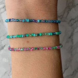 Armband  - 🐸Egengjorda custommade armband. Välj färger och längd! Går även att beställa som halsband eller ring. OPS den gröna färgkombon är slut. Dma vid frågor. Frakt 12kr🐸 KOLLA IN PROFIL FÖR FLER SAKER ELLER INSPIRATION😊