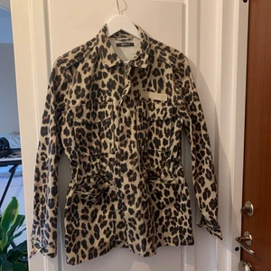 Mönstrad jacka - Säljer denna coola jacka från förra sommarens kollektion. Endast använd 3-4 gånger! Den har resår i midjan som man själv kan justera hur mycket/lite man vill.  Frakt tillkommer eller möts kring Hägersten, Stockholm 🤗