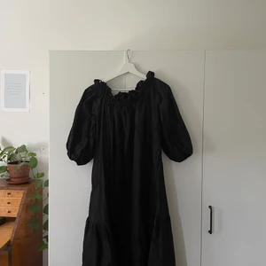 Klänning från H&M - Superfin klänning från H&M i storlek S. Knappt använd! Fin i höst under stickad tröja med ett par boots till? 😍 Frakten ingår