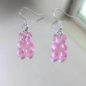 Rosa björnörhängen! 🐻  - Asgulliga, passar till allt! Såklart handgjorda! Komentera vid intresse eller frågor!