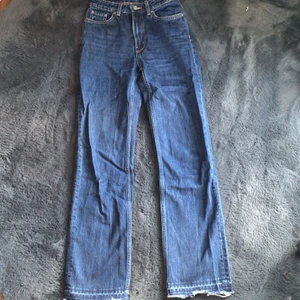 Weekday jeans - fina mörkblå högmidjade jeans. Från weekday i modellen ”voyage”, där denna färg inte finns att köpa längre. Har sprättat upp sömmarna (se bild 2). Passar bra i längden på mig som är 172. Köparen står för frakten🌟