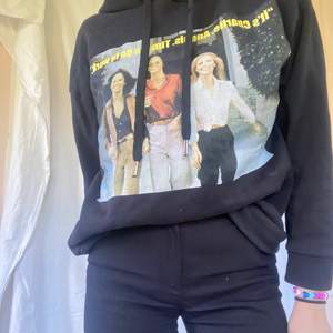 Graphic hoodie från Asos med ”Charlies Angels” tryck! Gott skick, använd fåtal gånger:) Köpare står för frakt💘