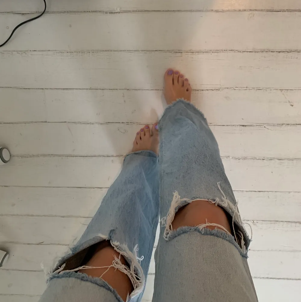 Slutsålda zara jeans till säljes!!!! Har använts flitigt men är i nyköpt skick. Ordinarie pris 399kr. Strl 38. Sitter felfritt på mig och jag är 175cm lång. Perfekt längd för er med lika långa ben som jag😊. Jeans & Byxor.