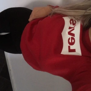Levi’s tröja  - Säljer den här fina Levi’s tröjan, Använt X antal gånger. Fin färg men Själv så passar jag inte i den röda färgen, därför säljer jag den. Skriv för intresse!