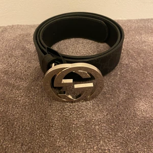 Guccibälte  - Guccibälte storlek 85 i fint skick. Nypris 3800 kr. Pris kan diskuteras. Kontakta för flera bilder. 