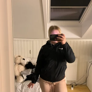 Nike - En fin vindjacka från Nike, köpt för 999kr på Nike säljer för 350 då den är i välldigt bra skick och tål regn, snö osv❤️