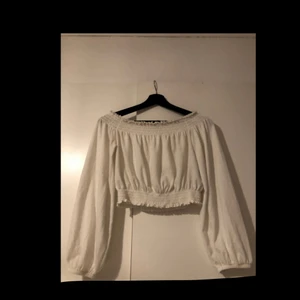 Topp storlek S - Topp från Divided H&M i storlek S. Resårbandet som sitter runt överdelen på tröjan är av på ett kort ställe, men går att sy fast igen. Använt skick. 