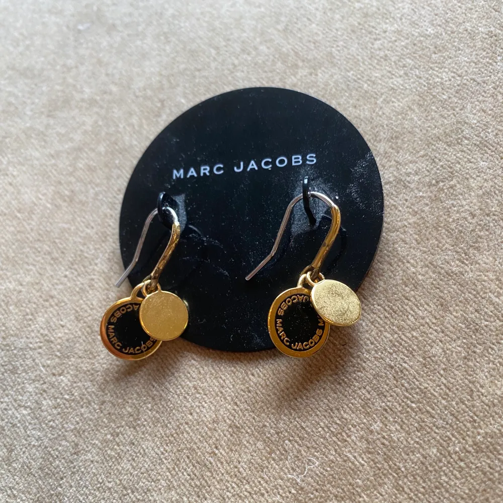 Fina örhängen från Marc By Marc Jacobs som inte säljs längre, väldigt fint skick!💛💛💛. Övrigt.