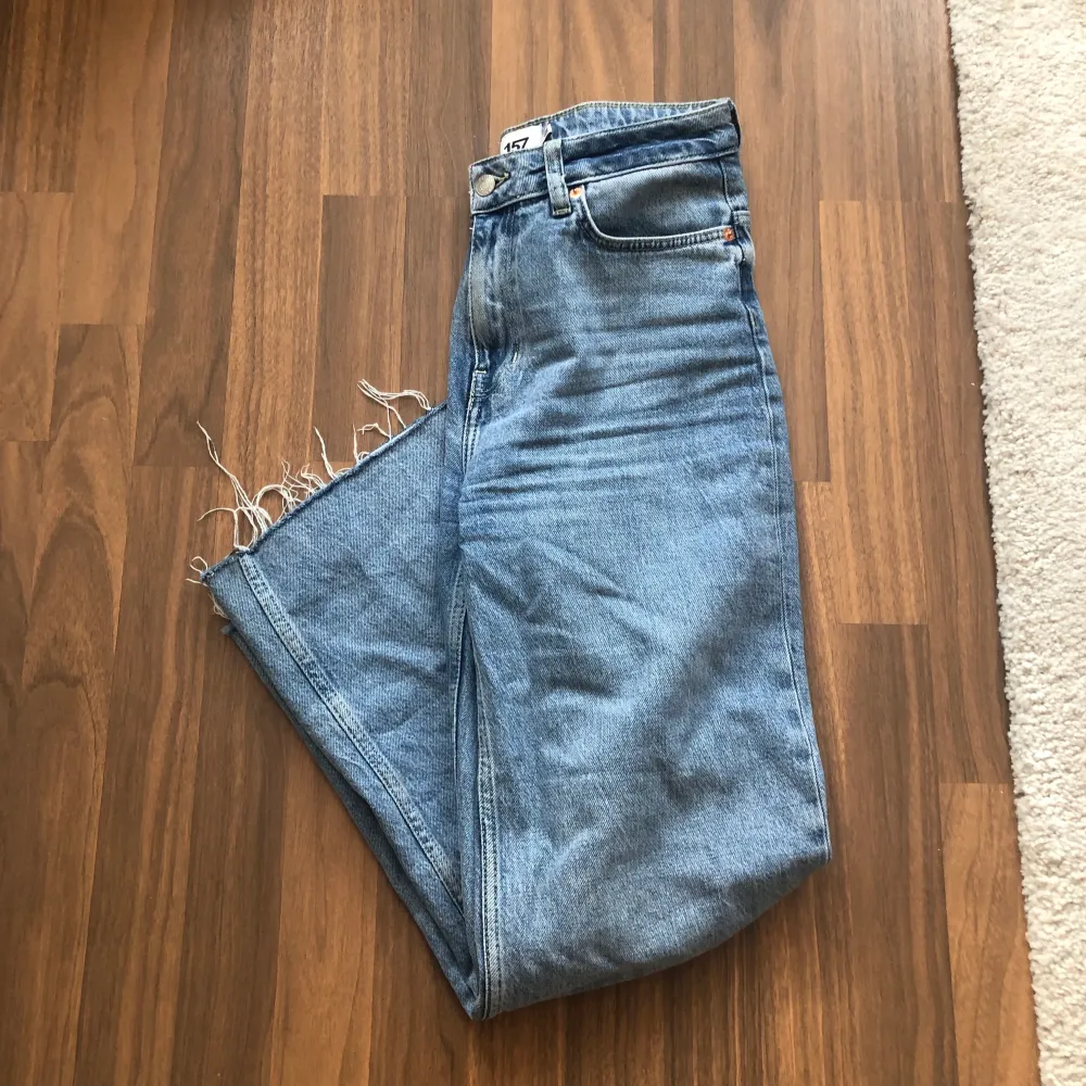 Säljer nu mina jeans från lager 157 då jag har så mycket jeans, de kommer helt enkelt inte till användning längre. Superfina i storlek S. Kan både frakta och mötas upp, hör av dig vid frågor. De är utsvängda vid vaderna och även fransade!. Jeans & Byxor.