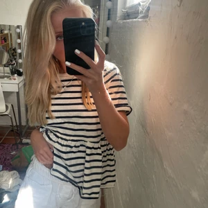 Randig volang t shirt - Randig t shirt med volang från Zara, såå trendig, inte alls mycket använd 😇😇 frakt ligger på 66kr