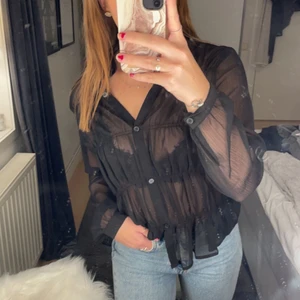 Svart blus  - En superfin svart blus från nakd, endast använd en gång💫