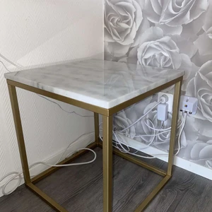 Bord - Äkta marmorbord köpta från möbelhuset för 8000kr för nåt år sen. Ny pris 4000kr st men säljer båda för 2500kr