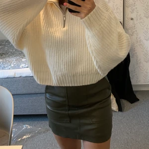 Grön skinnkjol - Den perfekta höstkjolen!! Grön skinnkjol som är skitsnygg men som jag tycker är lite för kort på mig (är 172) och således ej kommer till användning. Använd ett fåtal gånger och är i mycket bra skick! 