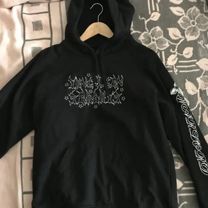 SÖKER EFTER YUNG LEAN WARLORD HOODIE - Söker denna att köpa. Hit me up om du har och vill tänka sälja den till mig. Helst i svart och inte washed black.