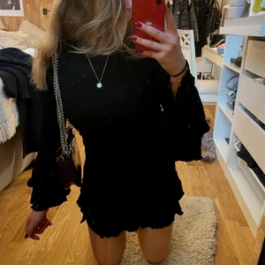 Klänning från Zara  - Söt klänning från Zara med volangärm, kort modell med liten öppning (+dragkedja) i ryggen! 🤠☺️☺️ jag är strax över 160 