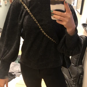 Stickad tröja med puffärmar - Helt oanvänd tröja från Lindex i lite gråmelerad färg 