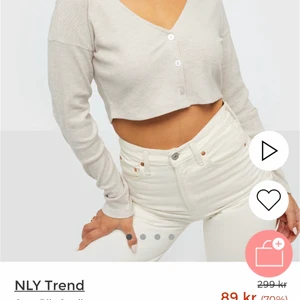 Cardigan ( beige) - En croppad cardigan från Nelly egna märke Nelly trend , köptes i vintras men sparsamt använd. Jättefin, jättemysig. 