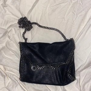 Stella McCartney Falabella  - Äkta inhandlad på Stella Mccartney i Stockholm 2017, kvitto finns ej kvar men kontoutdrag kan lämnas på begäran. I använt men gott skick. Nypris 6000 kr. 