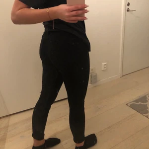 Levis jeans - Svarta jeans ifrån levis som är smala ned till. Väldigt stretchig modell, dom är supersköna 🤍 Säljer pågrund av att ja inte använder dessa längre, använd några enstaka gånger. Köparen står för leverans 🤍