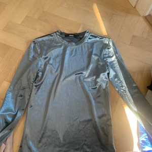 Tröja från bikbok  - En tröja från bikbok, väldigt skönt matrial vet inte riktigt vad det heter. Aldrig använd men den är gullig och går att styla väldigt fint !