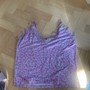 Linne  - Leopard linne i lila färg ! Vet inte riktigt märke. Fått det av en kompis så vet inte hur många gånger de är använt ! ❤️ väldigt gulligt 