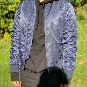 Blå bomberjacka - Blå midjelång bomberjacka. Köptes för 650kr