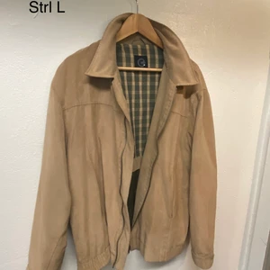 Jacka strl L - Beige jacka i strl L. Sparsamt använd.