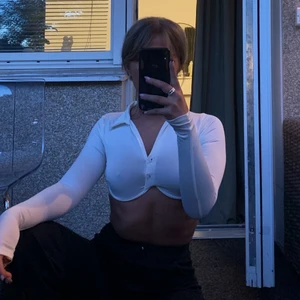 Topp med bygel - Topp med bygel under brösten. Använd någon enstaka gång. Frakt tillkommer