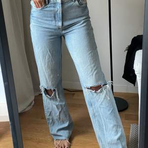 Populära jeans från Zara med hål i strl 38 🍓😝🍓Avklippta för att passa mig som är 164 cm, men de är fortfarande ganska långa på mig så funkar nog om man är lite längre än mig också! Köpta för 399kr, mitt pris: 150. Väl använda, men fortfarande i bra skick! Köparen står för frakt 