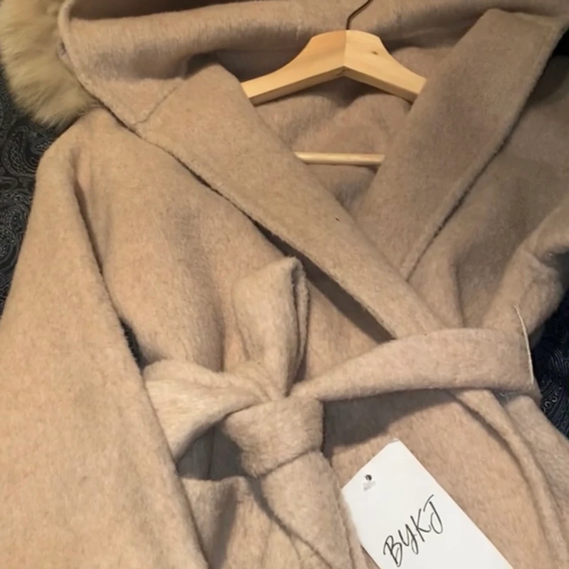 Beige kappa med päls  - 90