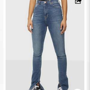 Jag säljer mina Odenim jeans i längd tall och storlek 36. De har en superfin slitdetalg vid benet. Detta är den mörkblåa färgen i denna modell och är sjukt fin till hösten. Jag köpte de för 1599 kr och jag är 170 och de är perfekt längd om du gillar att de ligger lite över skorna som referens. 