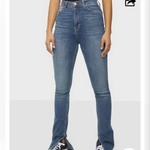 The Odenim jeans storlek 36 - Jag säljer mina Odenim jeans i längd tall och storlek 36. De har en superfin slitdetalg vid benet. Detta är den mörkblåa färgen i denna modell och är sjukt fin till hösten. Jag köpte de för 1599 kr och jag är 170 och de är perfekt längd om du gillar att de ligger lite över skorna som referens. 