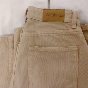 Beiga Yoko-jeans - Beiga Yoko från Monki. Sparsamt använda. Frakt tillkommer✉️